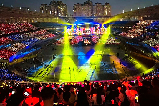 星空娱乐300㎡透明屏和190000根荧光棒“点燃”周杰伦呼和浩特演唱会！