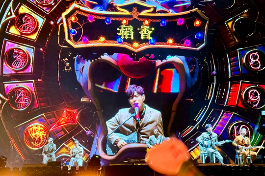 杀疯了！周杰伦深圳演唱会嗨翻天际！星空娱乐大屏、荧光棒与无人机齐齐上阵！