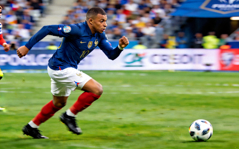 姆巴佩在比赛中带球突破的精彩瞬间